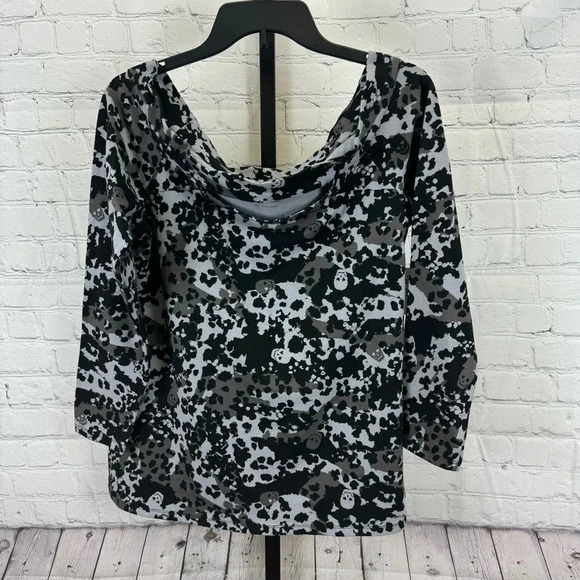 Torrid Lovesick Black and Gray Skeleton Camo Shirt Size 1X - Picture 1 of 6